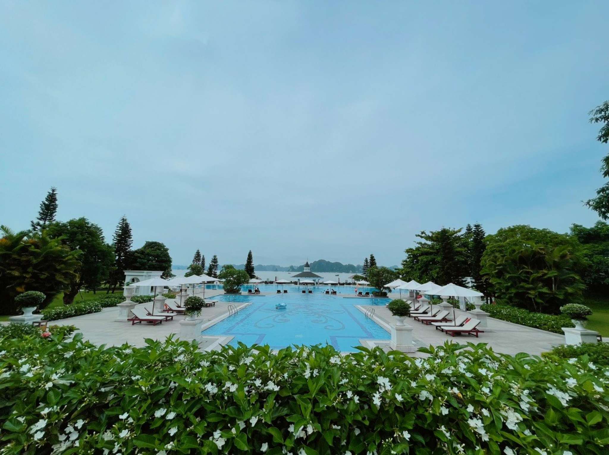 Bể bơi ngoài trời tại Vinpearl Resort & Spa Ha Long